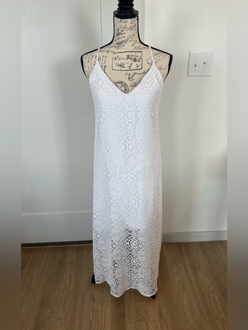 NWT PQ Women's White Lace-Trim midi beautiful Dress. Size M/L.